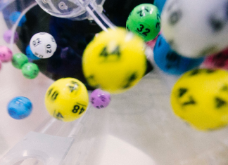 Hamburger setzt fünf Euro und gewinnt 2,1 Millionen Bunte Bälle des Lotto-Gewinnspiels.