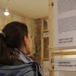 Museumsbesucherin bei der Eröffnung des Museums im Gaengeviertel_Isabel Surges