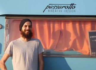 Leben im Wohnwagen: Weniger ist glücklicher Roberto Passarotto vor seinem Wohnwagen