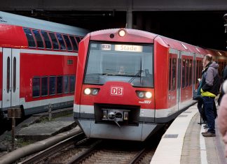 S32: Neue S-Bahn-Linie für Hamburgs Westen geplant S-Bahn Linie S3 richtung Stade fährt im bahnhof ein.