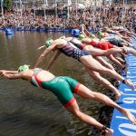 Die Teilnehmer der Triathlon Mixed-Staffel-Weltmeisterschaft starten zum Schwimmwettbewerb mit einem Sprung in die Binnenalster. (zu dpa “Triathleten ermitteln in Hamburg Weltmeister in Mixed-Staffel”) Foto: Markus Scholz/dpa