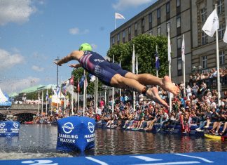 Drei sportliche Disziplinen und einige Straßensperrungen Ein Triathlet springt in die Binnenalster.