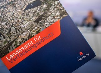 Spezialeinheit gegen Rechtsextremismus im Internet Arbeitsmappe mit der Aufschrift "Landesamt für Verfassungsschutz"