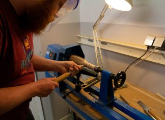 Knietief in Holzspänen: Zu Besuch in der Welcome Werkstatt Training an der Drechselbank. Foto: Max Nölke