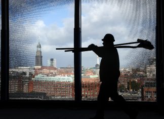Arbeitslosigkeit in Hamburg steigt leicht Hamburg: Ein Bauarbeiter geht auf der Baustelle der Elbphilharmonie an einem der Spezial-Fenster vorbei. Am 01.07.2019 veröffentlicht die Agentur für Arbeit die Arbeitsmarktzahlen für Juni. Foto: Marcus Brandt/dpaHamburg: Ein Bauarbeiter geht auf der Baustelle der Elbphilharmonie an einem der Spezial-Fenster vorbei. Am 01.07.2019 veröffentlicht die Agentur für Arbeit die Arbeitsmarktzahlen für Juni. Foto: Marcus Brandt/dpa