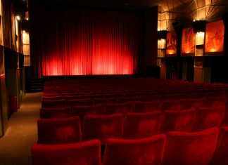 Stadtteilkinos rollen den roten Teppich aus Zeise-Kinosaal