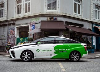 Clever Shuttle hört auf Clever Shuttle Auto fährt durch Ottensen.