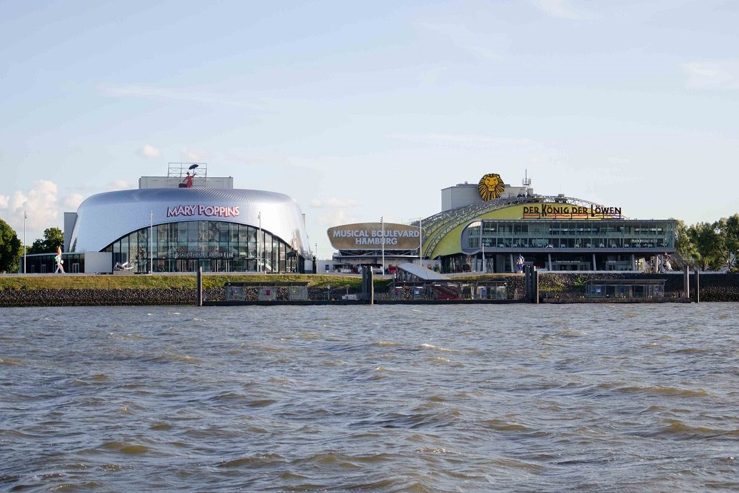 Die beiden Stage Theater im Hamburger Hafen. Ab Ende August verlieren 500 Mitarbeiter*innen der Hamburger Musicals ihre Jobs.