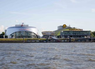 500 Servicekräfte verlieren Jobs bei Hamburger Musicals Die beiden Stage Theater im Hamburger Hafen. Ab Ende August verlieren 500 Mitarbeiter*innen der Hamburger Musicals ihre Jobs.