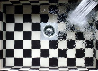 Woher kommt das Wasser aus unserer Leitung? Wasser läuft aus einem Hahn in ein kariertes Becken. In Hamburg kommt das Trinkwasser aus den Wasserwerken von Hamburg Wasser.