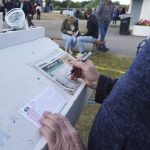 wettfans-pferdewetten-wettzettel-zeitung-horner-rennbahn-hamburg-2019-laura-bieler