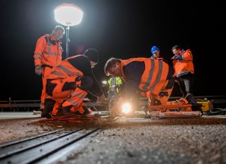 A7: Verkehrsführung am Elbtunnel geändert Techniker untersuchen auf der Autobahn A7 kurz vor dem Elbtunnel den Zustand einer Brückenlamelle.