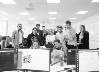 Filmfest Hamburg 2019: Das müsst ihr wissen Menschen schauen gemeinsam auf einen Bildschirm.