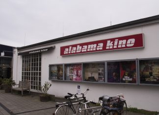 Ums Eck geschaut: Alabama Kino Kino Außenansicht