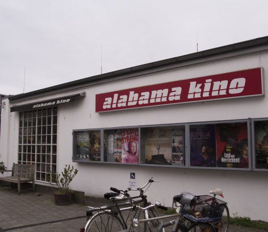 Ums Eck geschaut: Alabama Kino Kino Außenansicht
