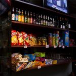 Chips, Erdnüsse oder Wein? In der Snackbar ist für jeden etwas dabei. Foto: Isabel Surges