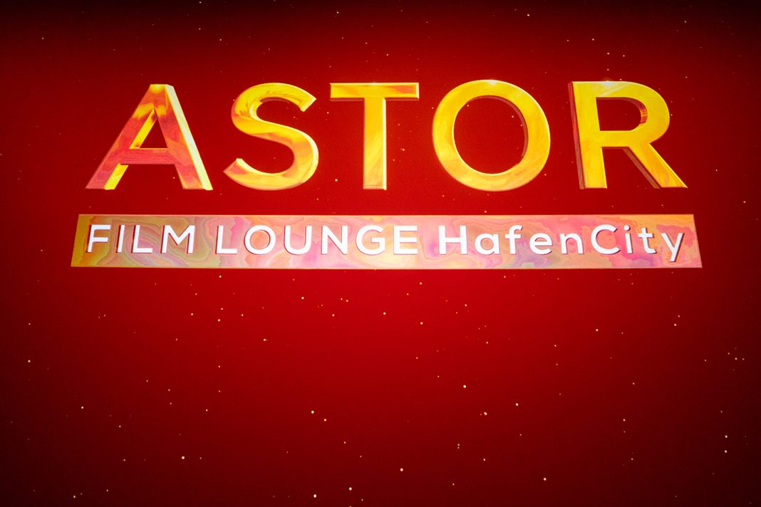Schriftzug der Astor Film Lounge auf der Leinwand