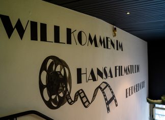 Ums Eck geschaut: Hansa Filmstudio Bergedorf Schriftzug "Wilkommen im Hansa Filmstudio Bergedorf" an einer Wand.
