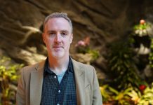 Riese mit gebrochenem Herzen Regisseur Karl Golden vor verschiedenen Pflanzen im Hotel Grand Élysée