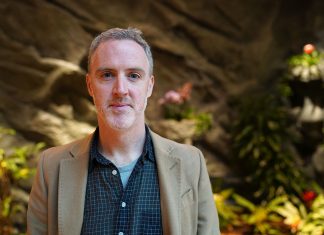 Riese mit gebrochenem Herzen Regisseur Karl Golden vor verschiedenen Pflanzen im Hotel Grand Élysée