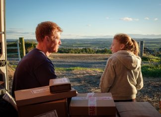 Der Preis der Bequemlichkeit Protagonist Ricky mit seiner Tochter Liza Jane auf der Ladefläche seines Vans.