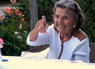 Ami Dose und ihre Hamburger Tafel Annemarie Dose sitzt am Tisch im Garten und lacht