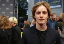 “Meine Figur ist entweder nass oder verwundet” Schauspieler Louis Hofmann bei der Premiere von "Deutschstunde".