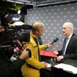 “Roter Teppich: Es war ganz schön aufregend” Simon hält für eine Aufnahme Dr. Peter Tschentscher ein Mikrofon hin. Nikolas hält die Kamera.