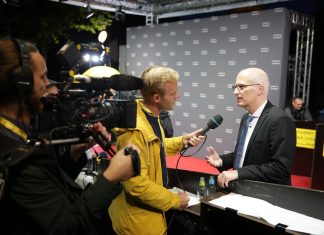 “Roter Teppich: Es war ganz schön aufregend” Simon hält für eine Aufnahme Dr. Peter Tschentscher ein Mikrofon hin. Nikolas hält die Kamera.