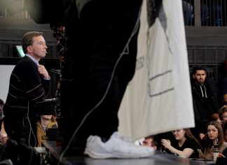 Lucke will keinen Sicherheitsdienst mehr Bei seiner ersten Vorlesung in der Uni Hamburg musste AfD-Mitbegründer Bernd Lucke den Hörsaal unter Protesten verlassen.