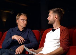 Sweet Home auf Kampnagel: Das Alabama Kino im Porträt Redakteur Dustin Balsing sitzt mit Kino-Betreiber Christian Mattern im Kinosaal des Alabama.