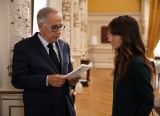 Wenn Philosophie auf Politik trifft Ein alter Mann im Anzug und eine junge Frau stehen sich gegenüber. Szene aus Alice and the Mayor.