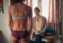 Drama über Magersucht: “Ich will nicht, dass Du stirbst” Mutter Susanne sieht ihre magersüchtige Tochter Lara an.