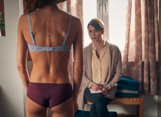 Drama über Magersucht: “Ich will nicht, dass Du stirbst” Mutter Susanne sieht ihre magersüchtige Tochter Lara an.