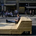 Autofreie Zone in Hamburg: “ein Erfolg” Ein Besucher der Kleinen Johannisstraße hat es sich auf und um den dort stehenden Sitzmöbeln gemütlich gemacht.