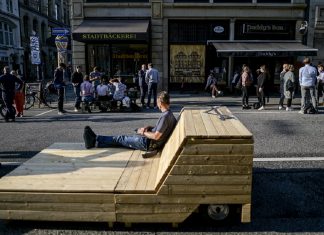 Autofreie Zone in Hamburg: “ein Erfolg” Ein Besucher der Kleinen Johannisstraße hat es sich auf und um den dort stehenden Sitzmöbeln gemütlich gemacht.