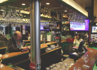 Fernweh an Gleis 6 Die Bahnhofskneipe "Smalltalk" auf der Südseite des Hauptbahnhofs. Foto: Max Nölke