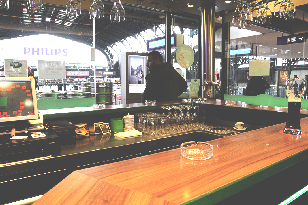 Die Bierbar "Smalltalk" im Hamburger Hauptbahnhof. Foto: Max Nölke