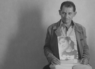 „Wir leben in einem Land des Mordes“ Ein Mann sitzt auf dem Stuhl mit dem Bild seiner vermissten Tochter in der Hand