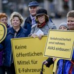 Blindenverein fordert Warngeräusch an E-Autos Mitglieder des Blinden- und Sehbehindertenvereins protestieren vor dem Rathaus