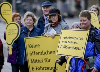 Blindenverein fordert Warngeräusch an E-Autos Mitglieder des Blinden- und Sehbehindertenvereins protestieren vor dem Rathaus