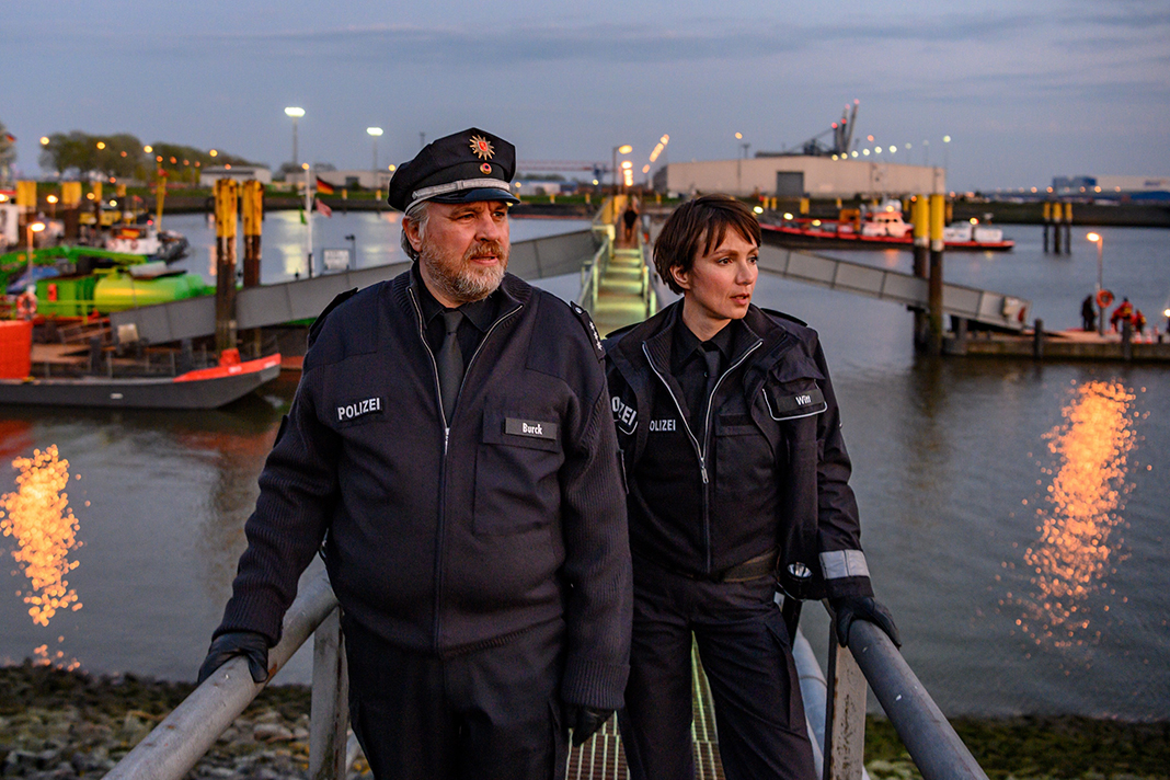 Hauptdarsteller Julia Koschitz und Aljoscha Stadelmann als Streifenpolizisten am Bremer Hafen