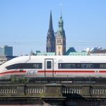 Neuer DB-Fahrplan: Hamburg profitiert Ein ICE 4 kurz vor der Einfahrt in den Hamburger Hauptbahnhof von Dammtor kommend.