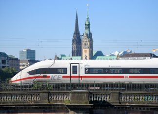 Neuer DB-Fahrplan: Hamburg profitiert Ein ICE 4 kurz vor der Einfahrt in den Hamburger Hauptbahnhof von Dammtor kommend.