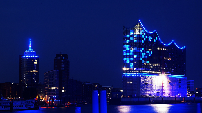 Hamburger Hafen leuchtet blau