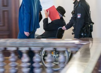 Ehemaliger KZ-Wachmann: “Ich habe viele Leichen gesehen” Der 93 Jahre alte ehemaliger SS-Wachmann wird im Landgericht in den Saal geschoben.