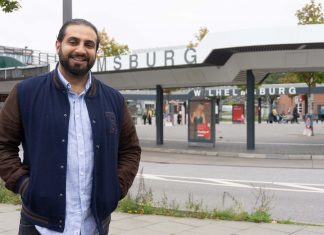 Bonnie & Bonnie: Eine Liebeserklärung an Wilhelmsburg Der Regisseur des Films "Bonnie & Bonnie, Ali Hakim, steht auf dem Fußweg vor der S-Bahn Station Wilhelmsburg.