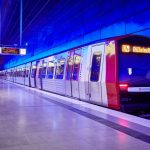 HVV: Schnellere Entschädigung bei Verspätungen Eine Bahn auf der Linie U4 im Bahnhof.