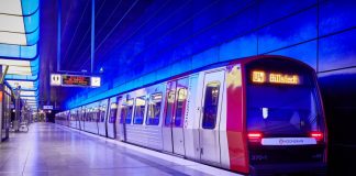 Eine Bahn auf der Linie U4 im Bahnhof.