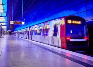 “Das ist keine Zumutung”: HVV verteidigt Änderung der Ticketbuchung Eine Bahn auf der Linie U4 im Bahnhof.